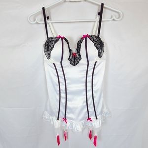 White lingerie bustier / merrywidow